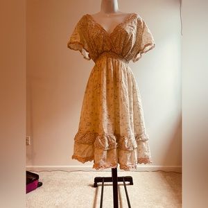 This is a beautiful vintage dress .